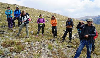 Dr. Brad Tyndall speaking to students on the ICCE expedition