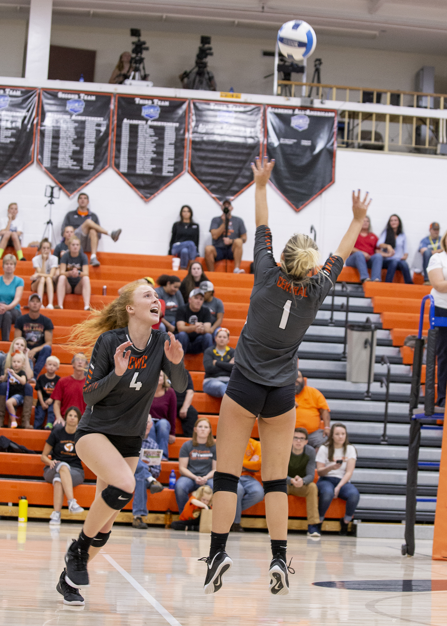 CWC volleyball players against Snow College